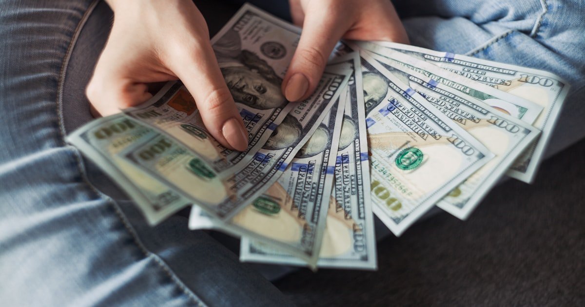 US dollar bills representing high yield savings returns
